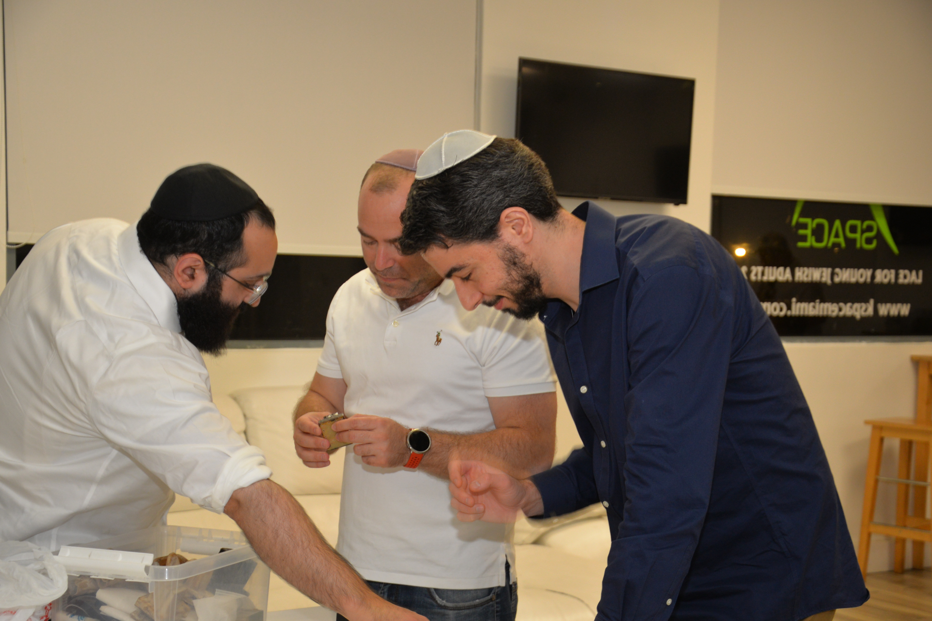 Fitting tefillin with community members
